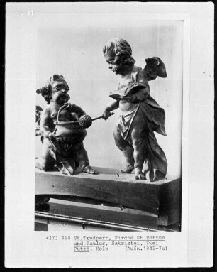 Zwei Putti mit Weihwasserkessel