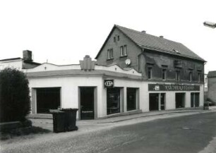 Ebersbach-Neugersdorf, August-Bebel-Straße 20. Wohnhaus mit Ladeneinbau und -anbau (1851/1915)
