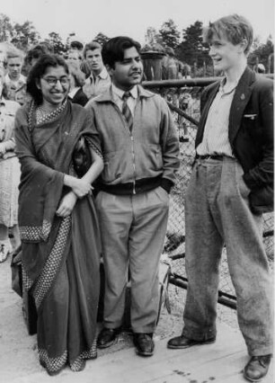 Stockholm. Internationaler Jugendtag 1950. Zwei Inder und ein Brite im Gespräch