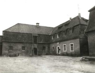Dippoldiswalde, Altenberger Straße 40. Gutshof, ehemaliges Vorwerk Wolframsdorf (18. Jahrhundert, 1778). Wirtschaftsgebäude und Gesindehaus. Hofansicht