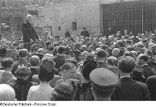 Ehrung für Max Reinhardt im Deutschen Theater Berlin und anschließende Straßenbenennung (Umbenennung der Karlstraße) : Gäste während des Festaktes zur Straßenbenennung