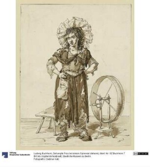 Zerlumpte Frau bei einem Spinnrad stehend