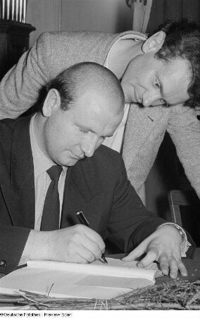 Doppelporträt der Schauspieler Hans-Peter Minetti und Günther Simon bei dessen Aufnahme in die Sozialistische Einheitspartei