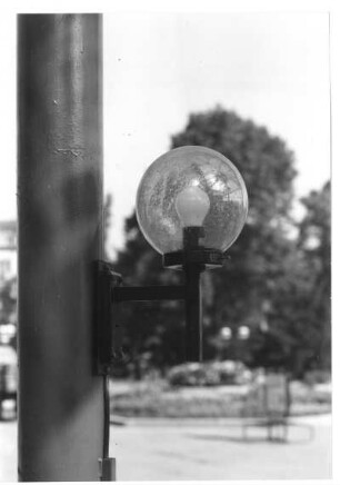 Dresden-Neustadt. Hauptstraße vor dem Restaurant "Löwe". Straßenleuchte (Wandleuchte, um 1988; Glaskugel, getönt, Metall, schwarz gespritzt)