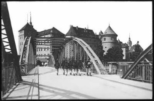 Torgau. Schloss Hartenfels - Brücke mit Soldaten
