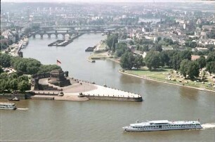 Koblenz: Blick von der Feste Ehrenbreitstein auf das Deutsche Eck mit Rhein und Mosel