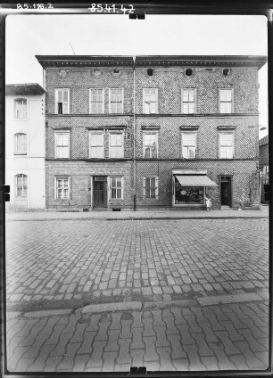 Nordhausen, Am Alten Tor. Wohnhaus mit Laden. Straßenfront