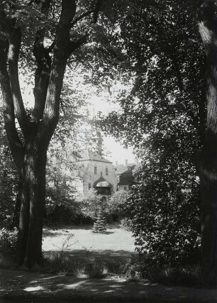 Machern, Schlosspark : Machern. Schloßpark. E. W. Glasewald. Blick gegen Schloß und Turm der Dorfkirche