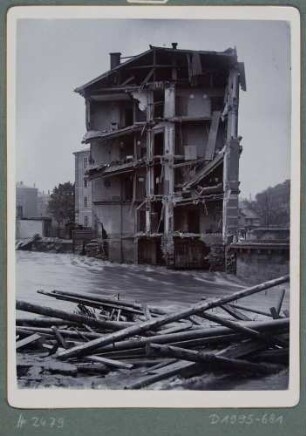 Das vom Hochwasser am 30./31. Juli 1897 zerstörte Pohlesche Haus an der Hohenzollernstraße und -brücke (heute Oederaner Str.) in Löbtau (Dresden)