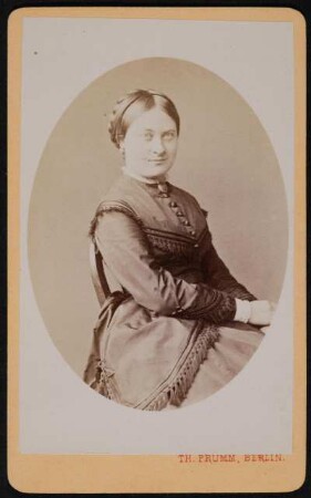 Porträt Minna Nanitz (1842-1903; Sängerin). Albuminabzug auf Karton (Carte-de-visite mit Atelieraufdruck recto und verso)