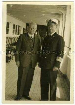 Dr. Hans Luther, ehemaliger Reichskanzler und späterer Botschafter in Washington, D.C., und Kapitän Leopold Ziegenbein auf dem Promenadendeck des Hochseepassagierdampfers "Bremen"