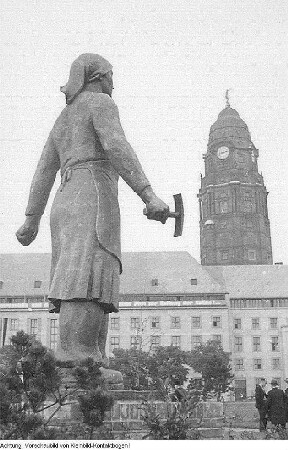 Dresden, Altstadt, Bürgerwiese. Denkmal Trümmerfrau von Walter Reinhold, Eisenguss, 1952 (1. Standort), Oktober 1952