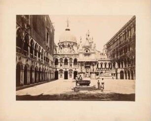 Palazzo Ducale (Dogenpalast), Venedig: Blick vom Süden in den Innenhof, Westinnenfassade und Ostfassade mit Krönungstreppe (Scala dei Giganti) und Brunnen