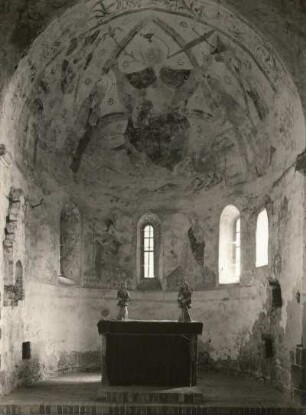 Heideblick-Riedbeck. Riedbeck südsüdwestlich von Luckau. Kirche (1192/1204). Innenansicht. Apsis mit Freskoresten, links in Apsis giebelartiger Backsteinaufbau der Sakramentnische
