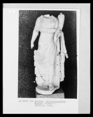 Weibliche Figur mit Füllhorn