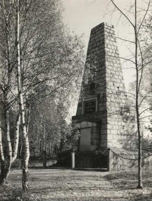 Lohsa-Weißig. Eichberg. Denkmal (1913, Granit) für die im Gefecht am 19. Mai 1813 Gefallenen