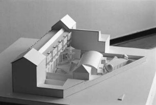Studienarbeiten Karlsruher Studenten am "Lehrstuhl für Baukonstruktion und Entwerfen" der Universität Karlsruhe für das zukünftige Gemeindezentrum der Kirche St. Bernhard