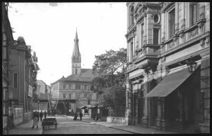 Aussig. Bielagasse mit Turm der Dekanatskirche Mariä Himmelfahrt und Eisenbahnüberführung