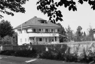 Wohnhaus : Privataufnahmen. Straßenansicht eines Wohnhauses (um 1935), vermutlich in Bad Wörishofen