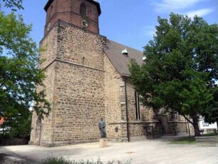 Stadtkirche - Ansicht von Südwesten mit Kirche (Kirchturm mit achteckiger Glockenstube) über ehemaligen Kirchhof