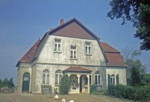 ehemaliges Gut Trenthorst-Wulmenau: Zentrale: Wulmenau 8: Mehrfamilienwohnhaus mit verwinkeltem Grundriss: Straßenfront mit Eingangsveranda: links Seiteneingang