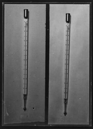 Zwei Thermometer mit Scaleneinteilung