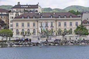 Vevey - Museumsgebäude : Vor dem Museum für Nahrungsmittel in Vevey steht eine überdimensionale Gabel im Wasser. Aufgenommen am 19. Mai 2010 vom Genfer See aus