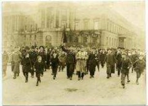 Demonstrationszug Unter den Linden am 9. November 1918