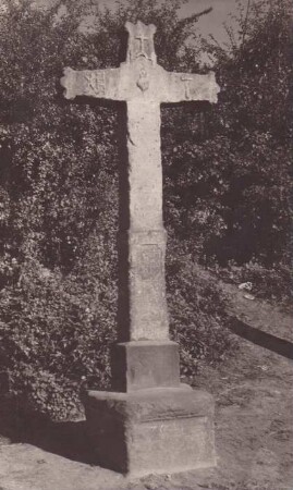 Steinkreuz 1819, mit Marterwerkzeugen