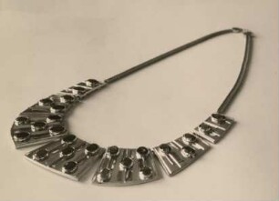 Kette aus Gold mit Farbsteinen von Hilde Vollers