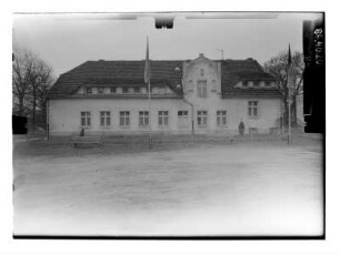 Mellenthin, Dorfstraße 25. Schloß (1575-1580, Umbau 1904). Linker Seitenflügel. Hofansicht