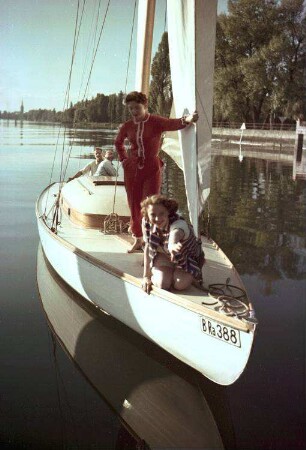 Mettnau: Segelyacht mit zwei Mannequins; Schiff von vorn; näher
