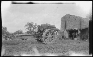 "Romagne-Lager" bei Verdun (=Romagne-sous-les-Côtes, Dep. Meuse, Frankreich): "21 cm-Mörser" mit geländetauglichen Platten an den Rädern