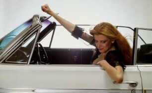Model mit Auto im Studio