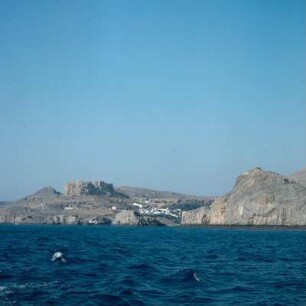 Lindos (Rhodos). Kastron, Kap mit Kastron und Ort; Kap Aimilianós mit Kleóbulos-Grab