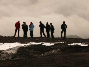 Ätna - aktiver Vulkan : Aus dem 3340 m hohen Krater steigen ständig Gaswolken auf. Touristengruppe unterhalb des Gipfels. Aufgenommen im November 2007. Foto: Uwe Gerig