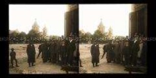 Personengruppe am Marktplatz mit Blick zur Kirche, Slupca