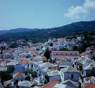 Skopelos. Blick über die schindelgedeckten Dächer der Oberstadt