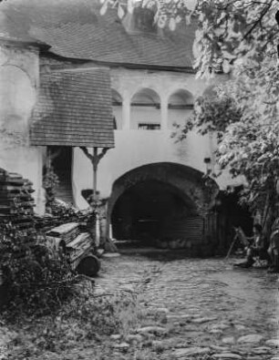 Innenhof : Maler auf einem Innenhof in Weißenkirchen in der Wachau