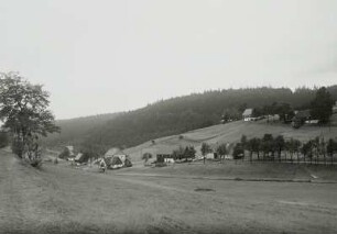 Rehefeld, unterer Ortsteil an der Straße nach Seyde, Blick von Südwesten über das Tal der Wilden Weißeritz