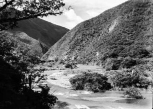 Tal des Rio Miguilla : Blick in ein Bergtal mit Fluss, Auen und Trockenwald