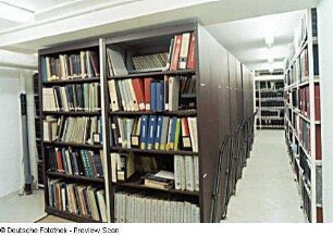 Sächsische Landesbibliothek - Staats- und Universitätsbibliothek Dresden. Zweigbibliothek Maschinenwesen, Teilbibliothek Werkstoffwissenschaft, Festkörpermechanik und Maschinenelemente. Magazin (Kellergeschoss) mit Hebelschubanlage und Regalen : Dresden-Südvorstadt, George-Bähr-Straße 3c (Zeuner-Bau der TU Dresden). Sächsische Landesbibliothek - Staats- und Universitätsbibliothek Dresden. Zweigbibliothek Maschinenwesen, Teilbibliothek Werkstoffwissenschaft, Festkörpermechanik und Maschinenelemente. Magazin (Kellergeschoss) mit Hebelschubanlage und Regalen