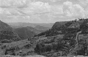 Hochebene von Dessie : Blick auf eine bergige Landschaft mit einer Siedlung