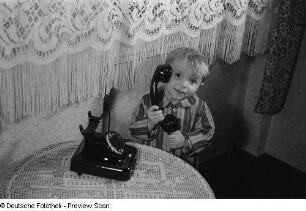 Junge mit einem Telefon