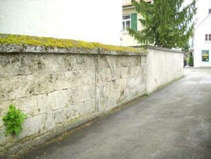 Kirchhofmauer im Südwesten über Ortsseite-im 18 Jh teilweise erneuert in geringerer Mauerstärke (große Tuffsteinquader) nach Abtragung des Wehrgangs