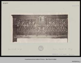 Truhe mit fünf rechteckigen Bildfeldern gotischen Ornamenten