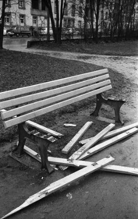 Mutwillige Zerstörung von Sitzbänken in den Grünanlagen beim Ettlinger Tor.