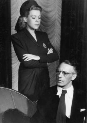 Die Schauspielerin Fita Benkhoff (1901-1967) in der Rolle der Eliza und der Schauspieler Helmuth Rudolph (1900-1971) als Professor Higgins im Schauspiel "Pygmalion". Aufgenommen 1946 am Thalia-Theater Hamburg