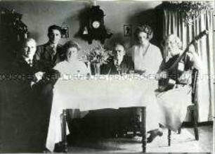 Wilhelm, Christine und Lore Pieck mit Freunden in ihrer Steglitzer Wohnung