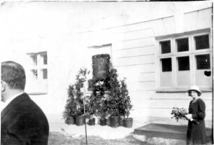 Porträtrelief für Rudolphus Buchheim : Dorpat. Die Bildhauerin Etha Richter während der Einweihung ihres Porträtreliefs für Prof. Rudolf Buchheim